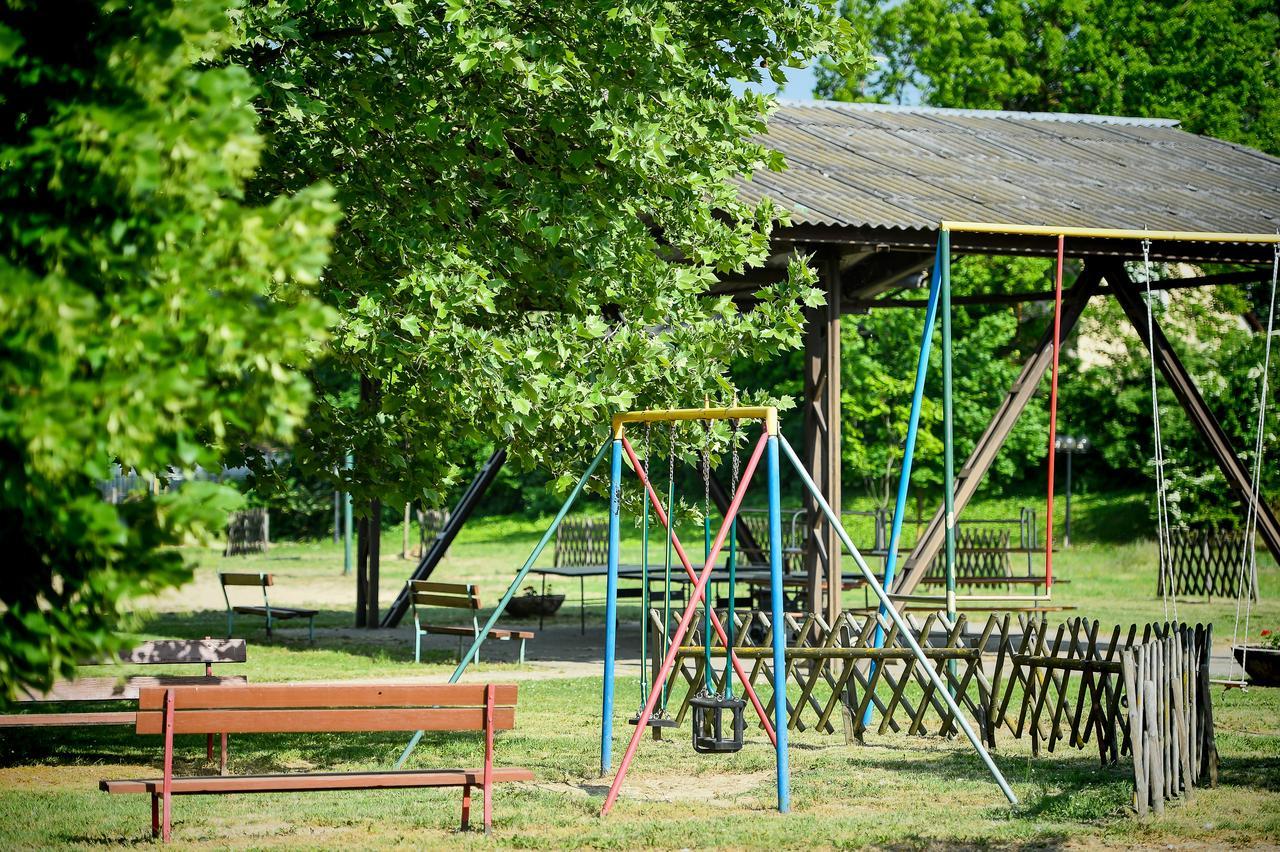 Oliver Inn Balatonlelle Esterno foto